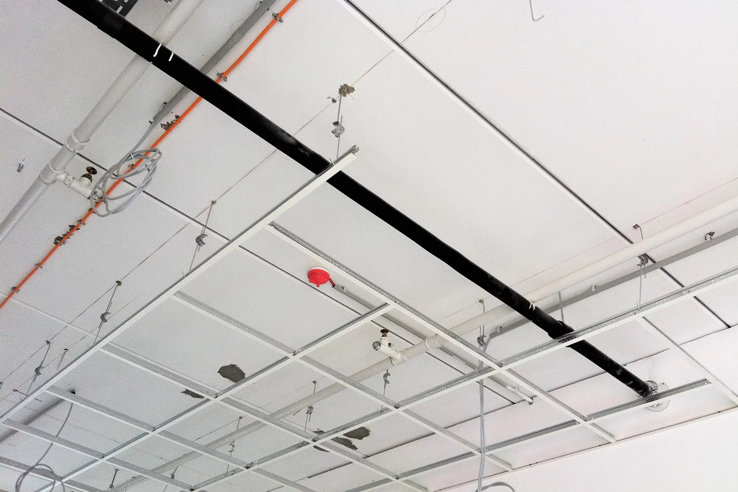 Ancrage métallique pour plafond suspendu - à usage multiple